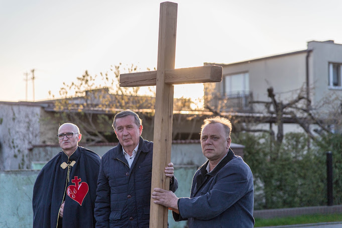 Uczestnicy Drogi Krzyżowej ulicami Krajenki z krzyżem — archiwum parafii, 2019